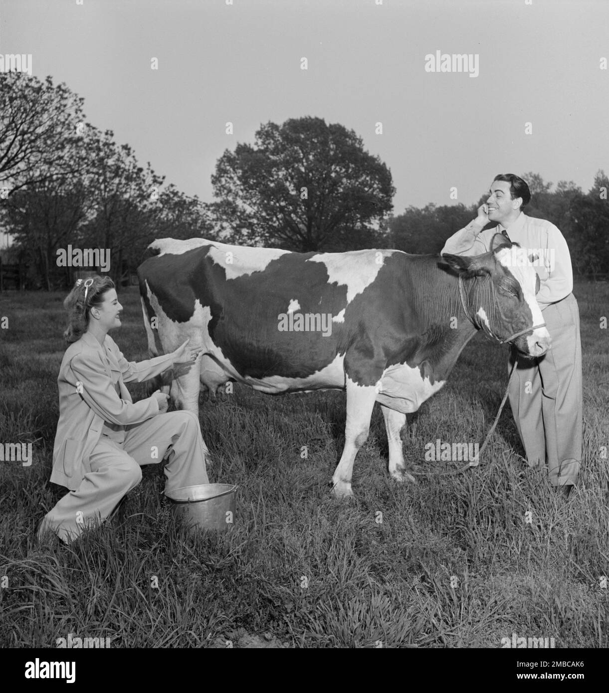 Ritratto di Enric Madriguera e Patricia Gilmore nella loro fattoria, Connecticut, ca. Giugno 1947. Foto Stock