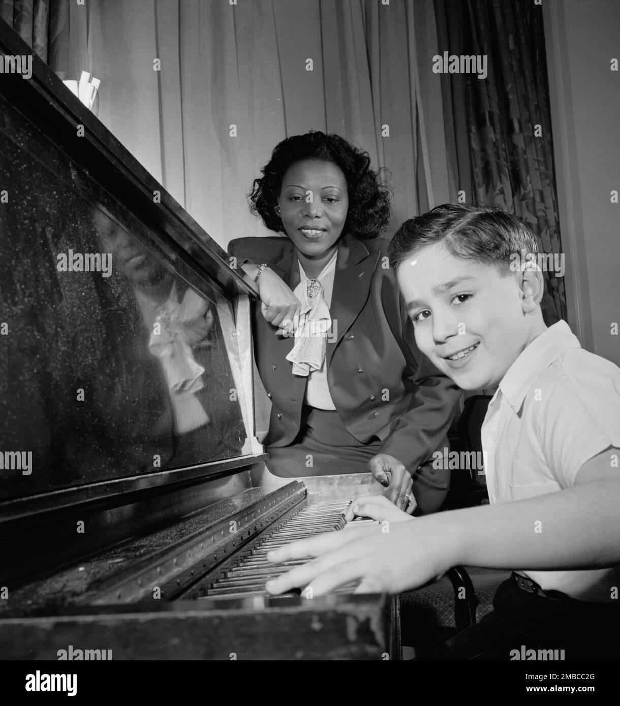 Ritratto di Mary Lou Williams e Roger Barnet, Waldorf-Astoria, Suite 4-B, New York, N.Y. ca. Marzo 1947. Foto Stock