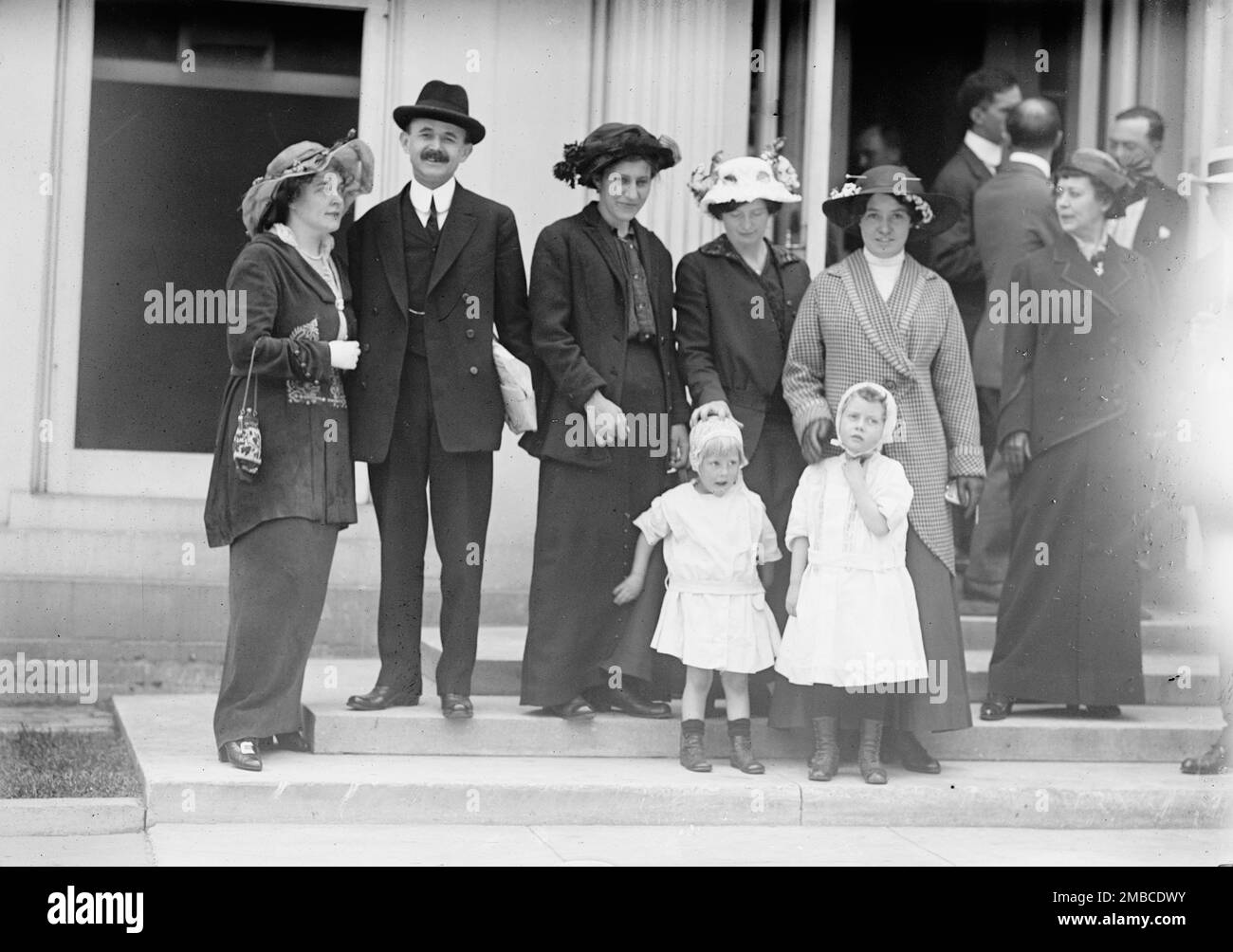 Giudice ben B. Lindsey, moglie Henrietta Brevoort Lindsey; signora Pearl Jolly; signora Mary Petrucci; signora M.H. Tommaso e figli, 1914. Foto Stock