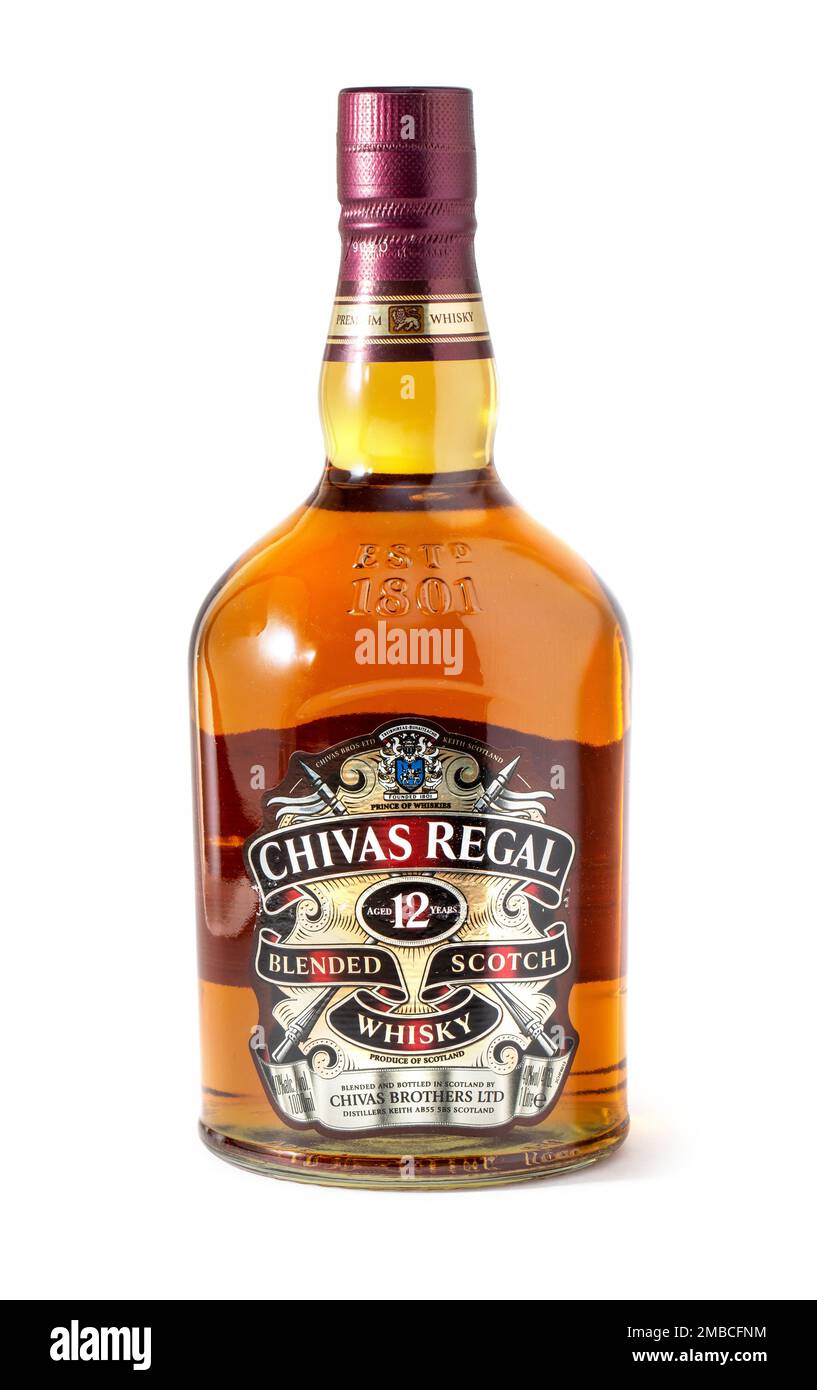 Anapa, Russia, 15 agosto 2018: Bottiglia di whisky misto Chivas Regal. whisky scotch di 12 anni. Prodotto in Scozia. Bottiglia di whisky isolato Foto Stock