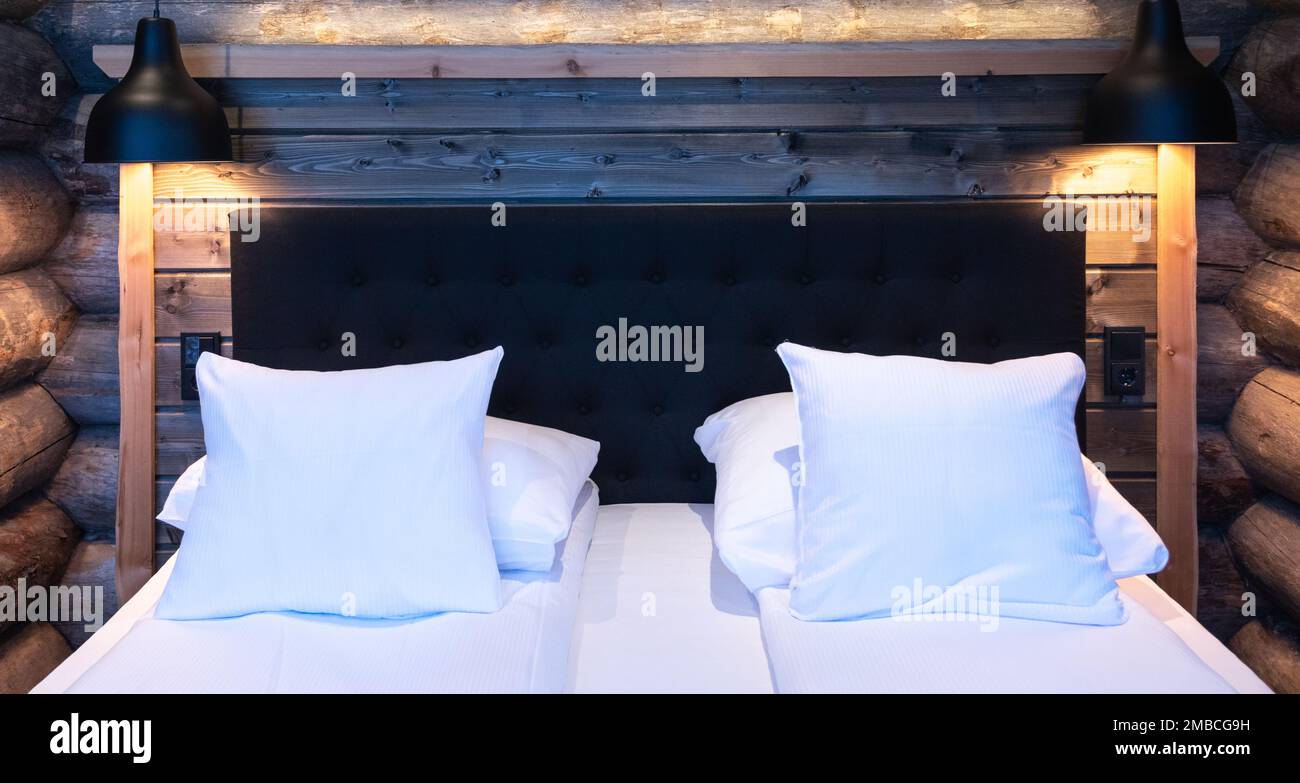 Letto matrimoniale con cuscini in camera. Concetto di design degli interni. Foto Stock