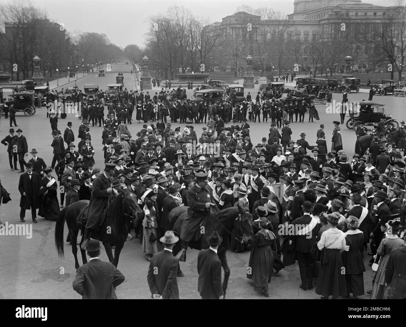 Suffragio femminile - Gruppo prima del Campidoglio, 2 Apr 1917. Manifestanti anti anti-guerra negli Stati Uniti Capitol si è mobilitare contro il discorso del Presidente Wilson al Congresso chiedendo una dichiarazione di guerra Foto Stock