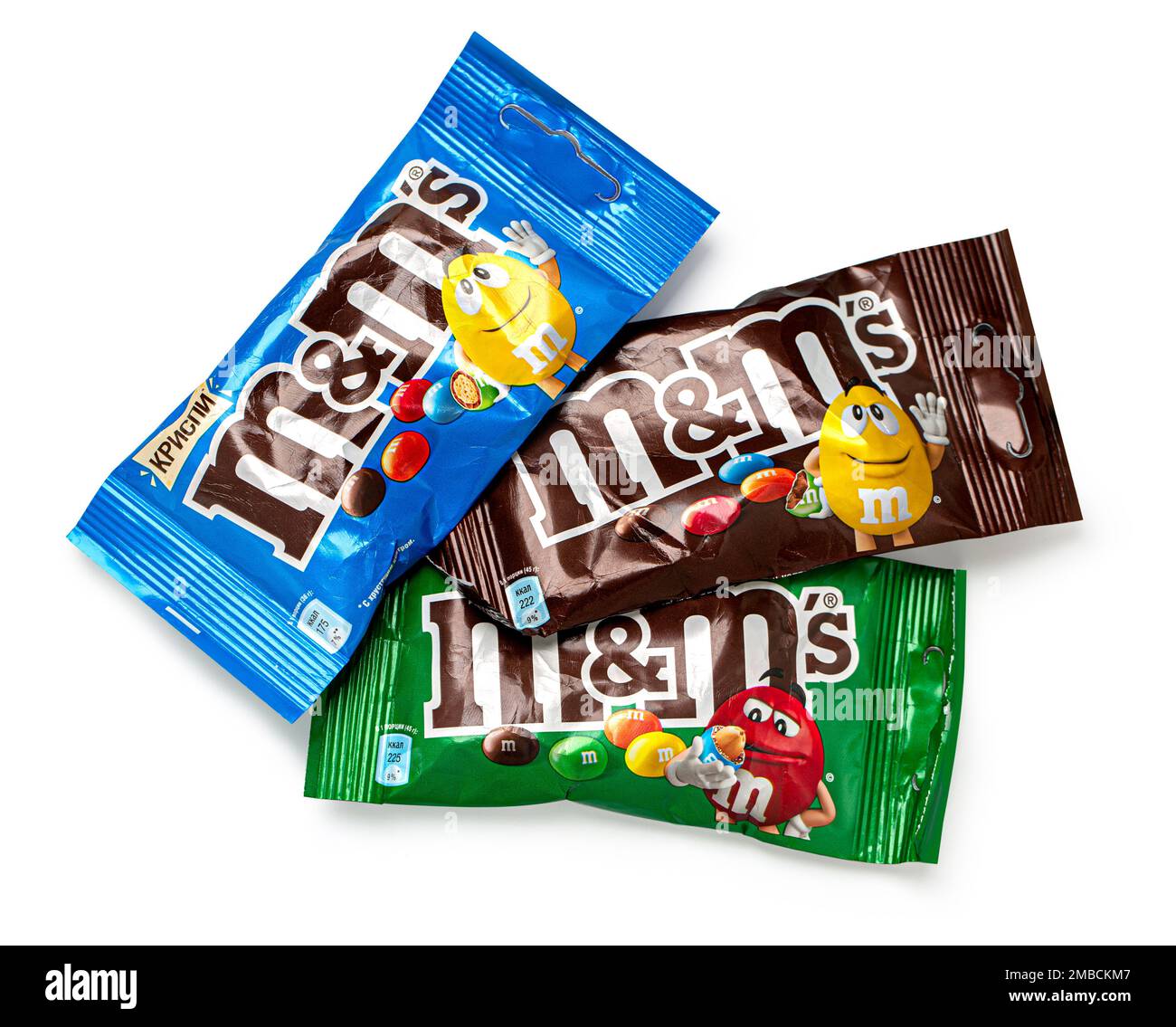 Anapa, RUSSIA - 10 dicembre 2022: M&MS deliziosi draghi in confezione. Foto da studio, isolata su sfondo bianco Foto Stock