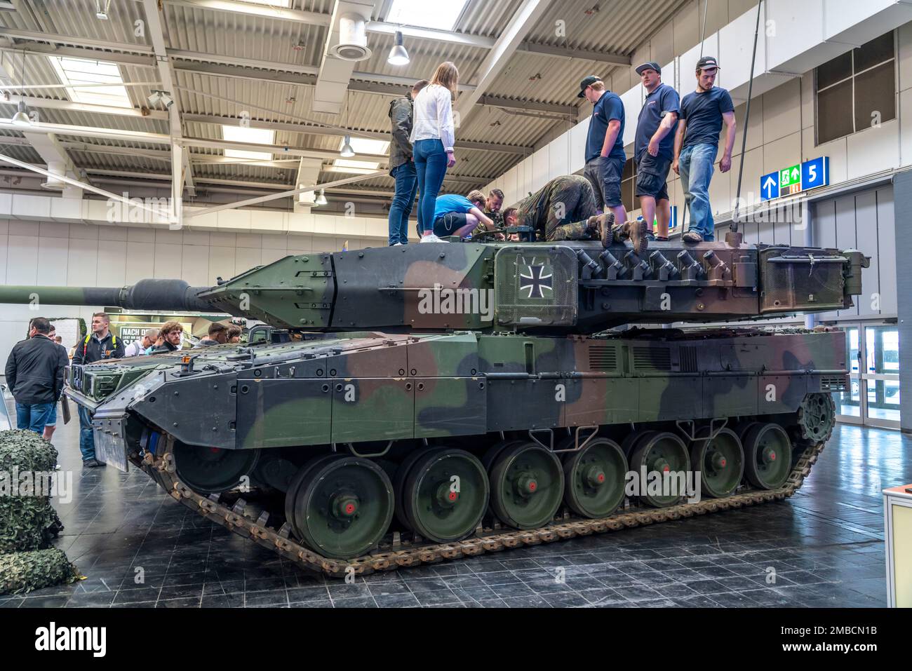 Leopardo 2A7V principale serbatoio di battaglia, Bundeswehr stand informativo, Interschutz 2022 fiera di Hannover, la più grande fiera commerciale del mondo per vigili del fuoco, Foto Stock