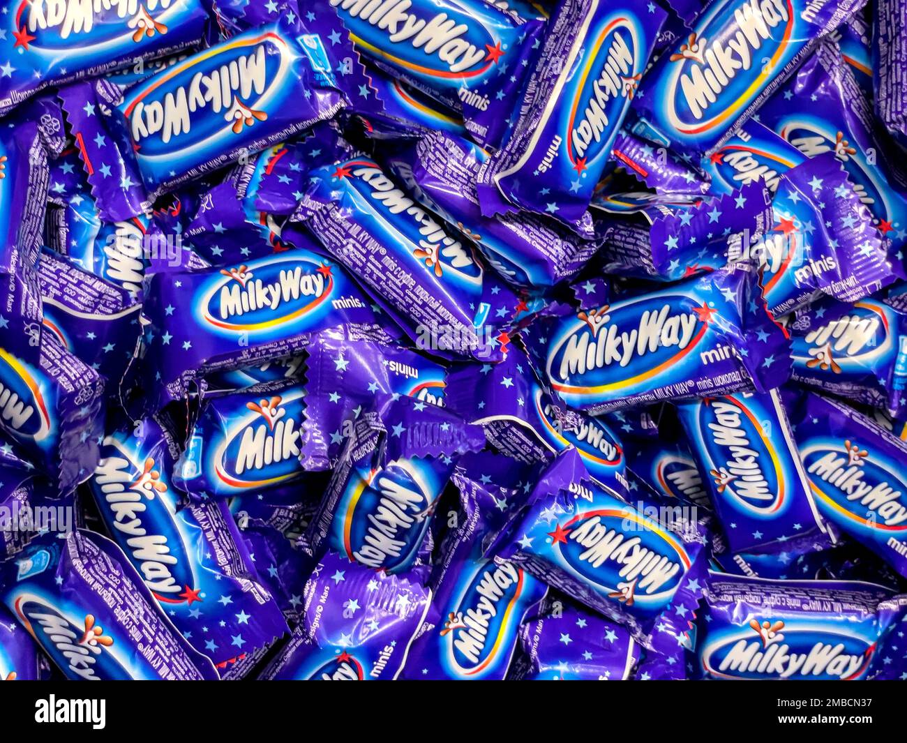 Anapa, Federazione russa - 07 dicembre, 2022: Involucro di Via Lattea isolato su bianco. Twix è una tavoletta di cioccolato prodotta da Mars, Inc., composta da biscotti Foto Stock