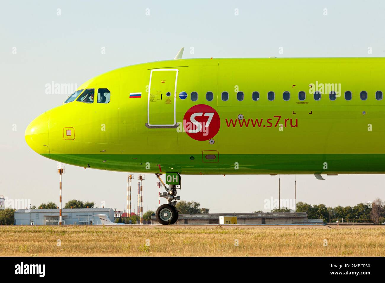 CHISINAU, MOLDOVA - 19 AGOSTO 2014:: S7 Airlines Airbus A321 decollo. Chisinaul International Airport il 19th agosto 2014 Foto Stock