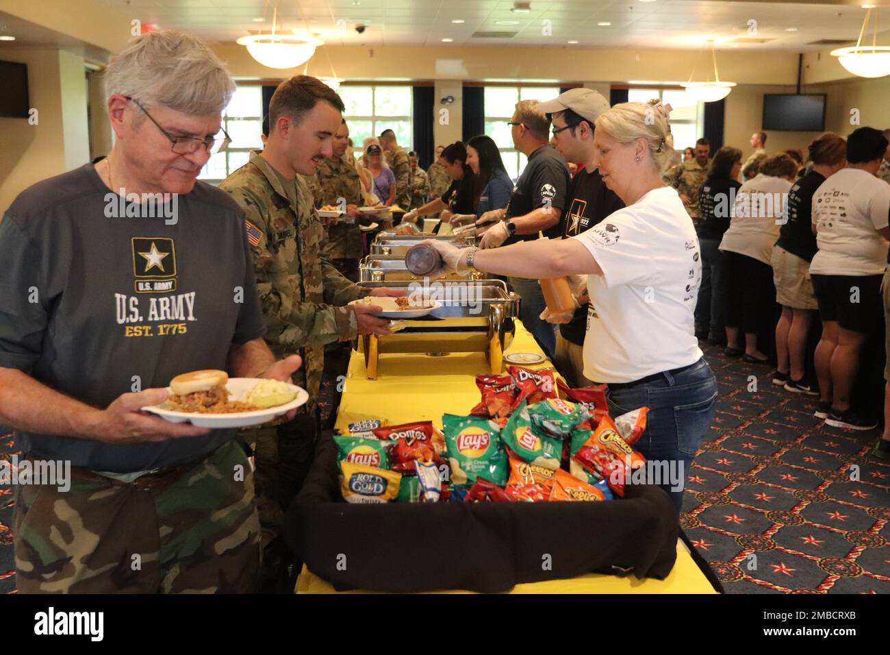 I membri della comunità possono gustare un pranzo gratuito il 14 giugno 2022 al McCoy's Community Center come parte della celebrazione del compleanno dell'esercito a Fort McCoy, Wisconsin. La colazione è stata parte di molti eventi coordinati dalla direzione della famiglia e del morale, del benessere e del tempo libero di Fort McCoy per commemorare il 247th° compleanno degli Stati Uniti Esercito a Fort McCoy. La giornata include anche una colazione di compleanno, autolavaggi gratuiti e molto altro. Foto Stock