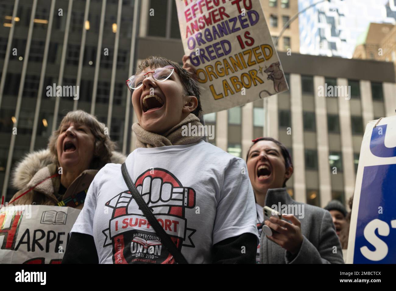 New York, New York, Stati Uniti. 18th Jan, 2023. Tifosi di sciopero e Harper Collins Publishing lavoratori impressionanti si sono radunati fuori dalla sede del New Corps, il proprietario della casa editrice. Sono il giorno 50 dello sciopero. (Credit Image: © Laura Brett/ZUMA Press Wire) SOLO PER USO EDITORIALE! Non per USO commerciale! Foto Stock