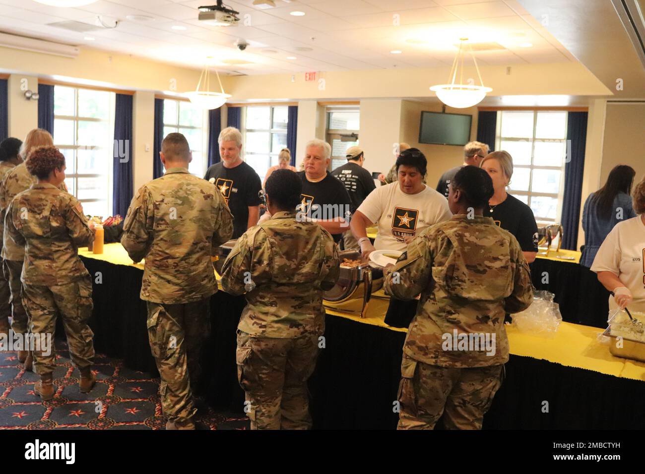 I membri della comunità possono gustare un pranzo gratuito il 14 giugno 2022 al McCoy's Community Center come parte della celebrazione del compleanno dell'esercito a Fort McCoy, Wisconsin. La colazione è stata parte di molti eventi coordinati dalla direzione della famiglia e del morale, del benessere e del tempo libero di Fort McCoy per commemorare il 247th° compleanno degli Stati Uniti Esercito a Fort McCoy. La giornata include anche una colazione di compleanno, autolavaggi gratuiti e molto altro. Foto Stock