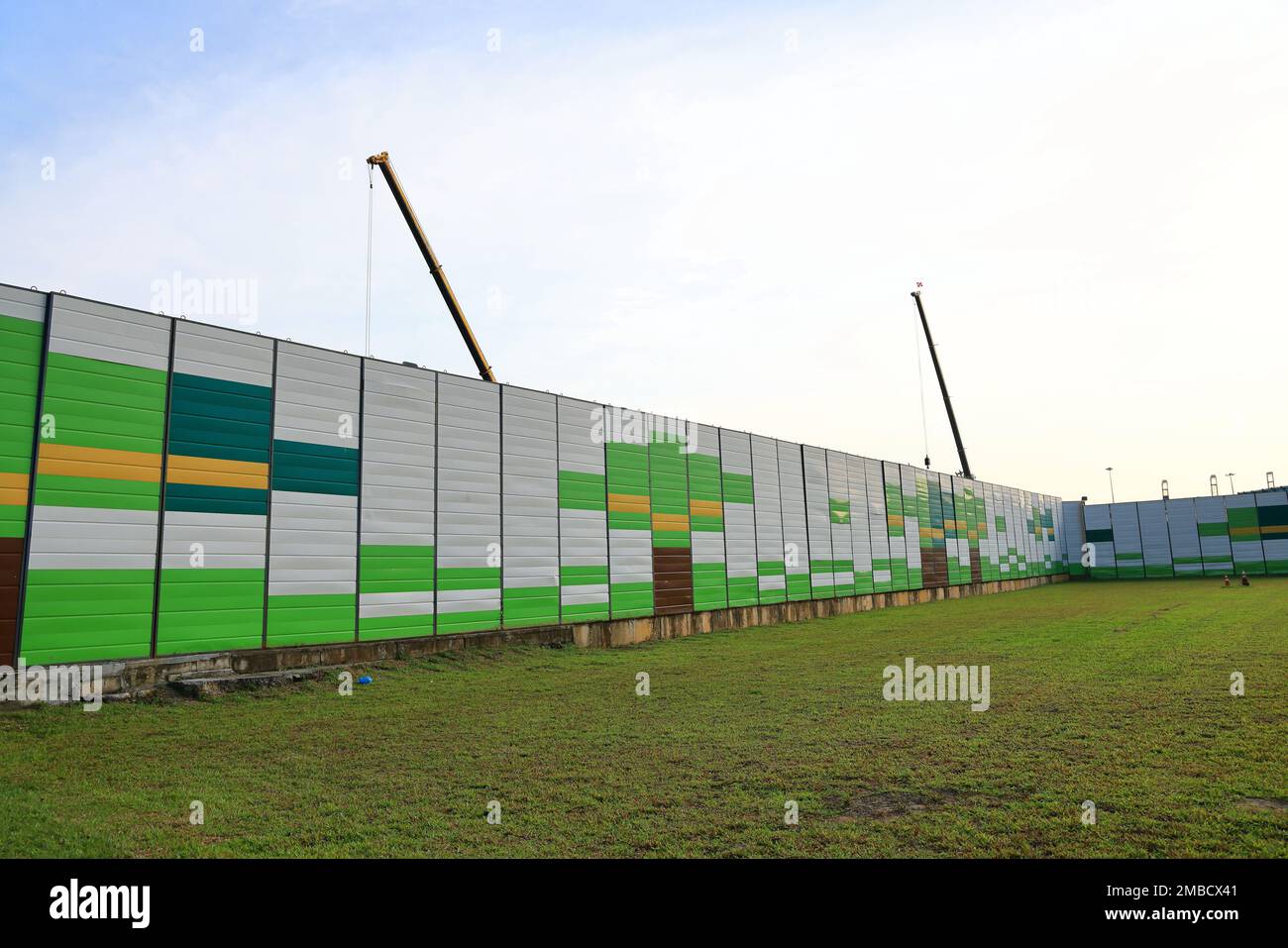 Facciata coperta di un edificio o cantiere di ricostruzione, con stampa d'arte Foto Stock