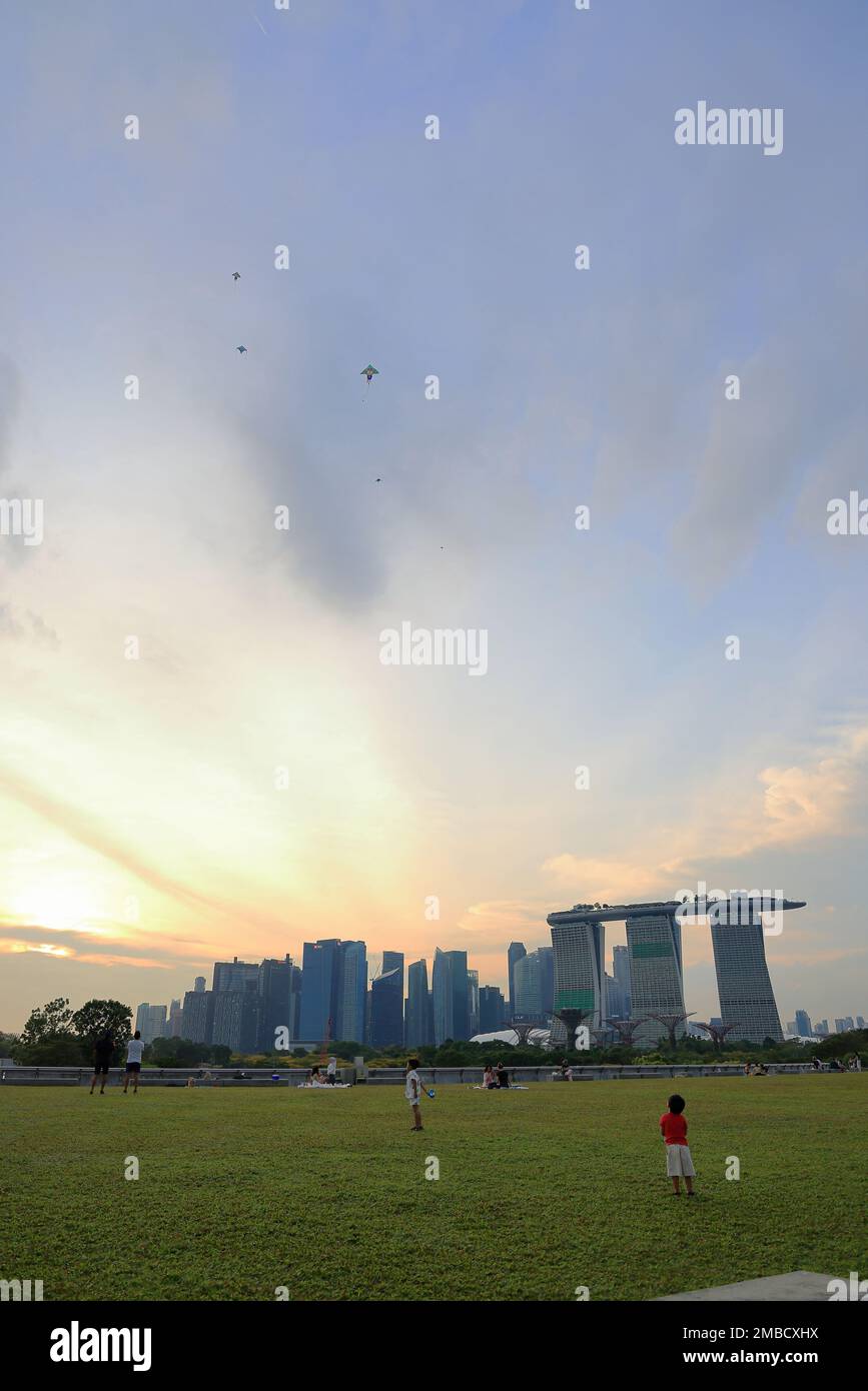 Vista dello skyline della città da Marina Barrage, con un bel cielo blu e una nuvola bianca. Foto Stock