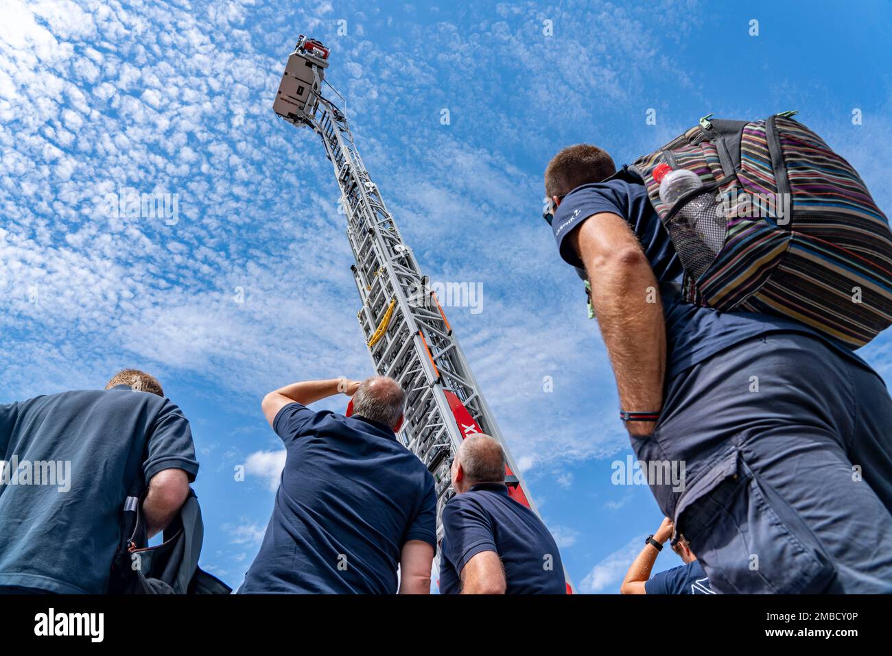 Scala giradischi, veicoli, attrezzature, area esterna alla fiera Interschutz 2022 di Hannover, la più grande fiera del mondo per vigili del fuoco, re Foto Stock