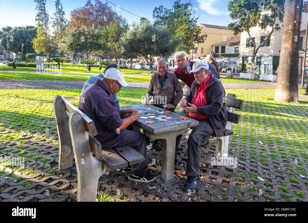 Madeira, Prtural, 24 dicembre 2019: Funchal Funchal, uomini che giocano nel Parco sul lungomare, persone in vacanza. Foto Stock