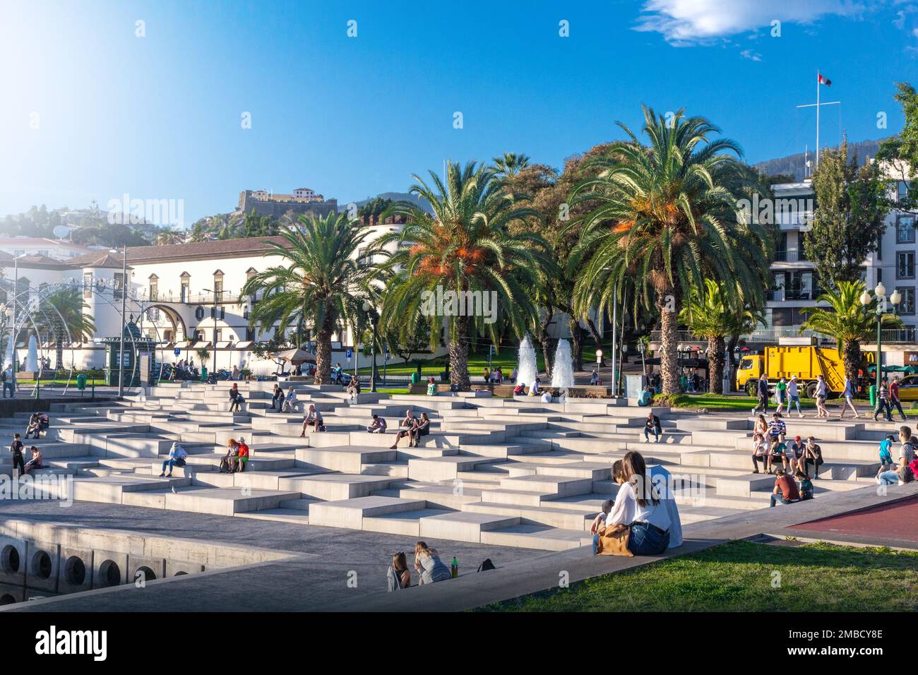 Madeira, Portogallo, 24,2019 dicembre: Funchal, il lungomare nel porto, la gente in vacation.Madeira, Portogallo Foto Stock