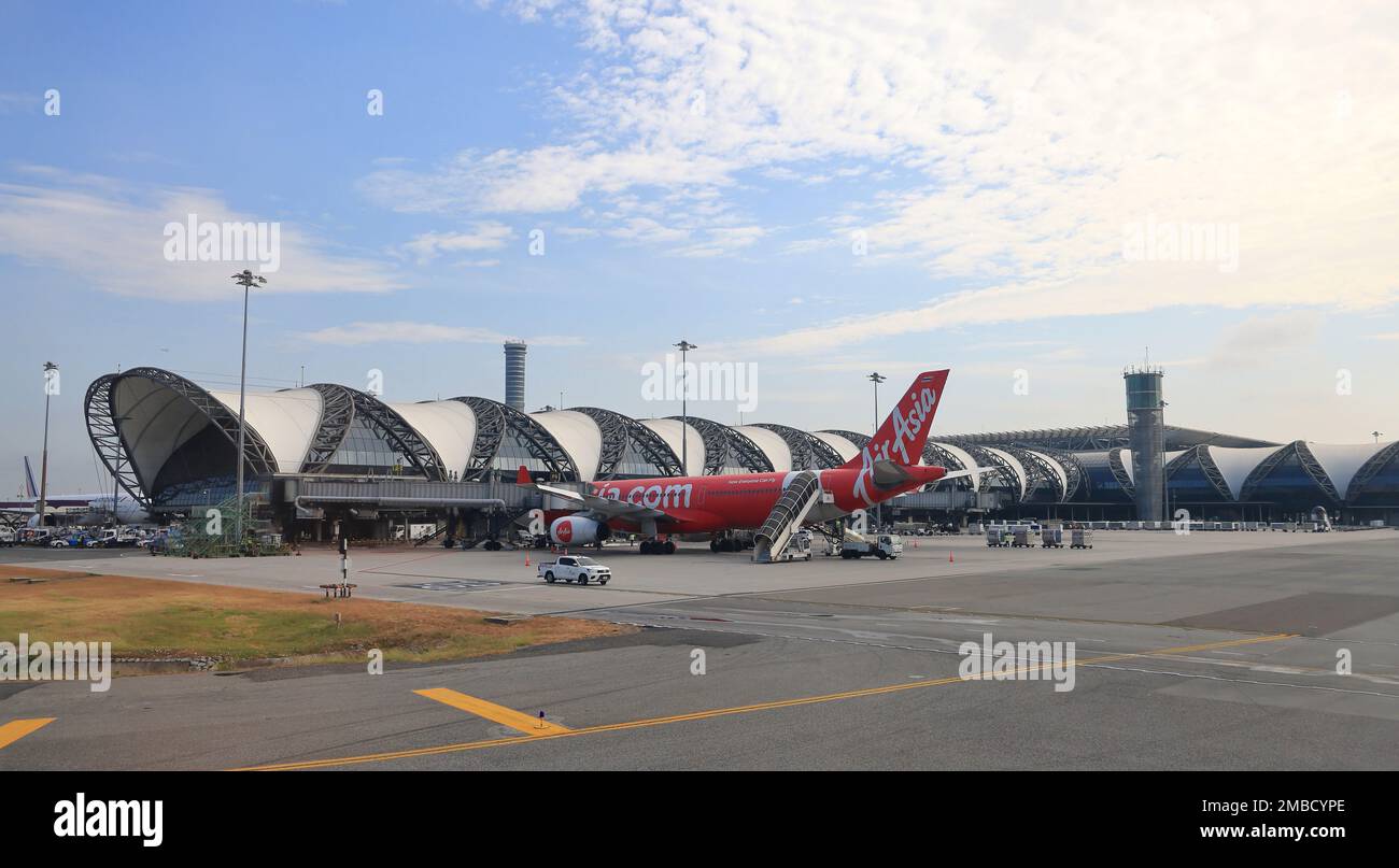 Vista sull'aeroporto di Suvarnabhumi, parcheggio per aeroplani all'ingresso passeggeri. Foto Stock