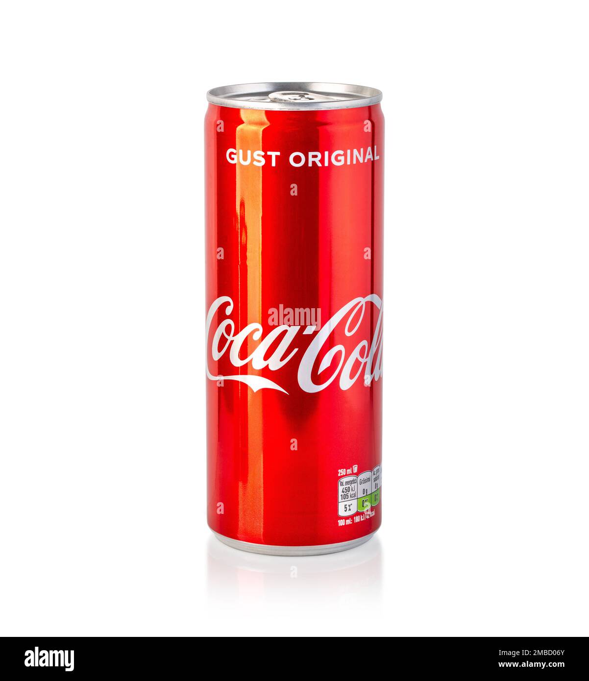 Chisinau, Moldova - Aprile 26. 2020: Foto editoriale di Classic Coca-Cola Can su sfondo bianco. Coca-Cola Company è il leader di mercato più popolare Foto Stock