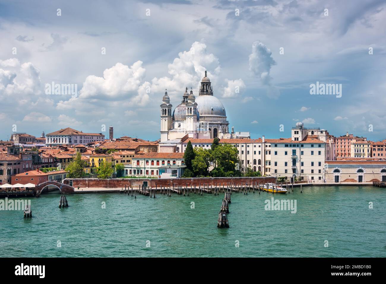 Porto nella città di Venezia, Italia, con vista costiera di San Basilica di Marco. Foto Stock