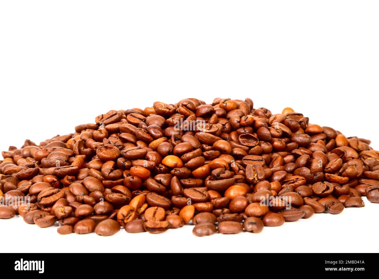 Cumulo di chicchi di caffè espresso appena tostati isolati su sfondo bianco Foto Stock