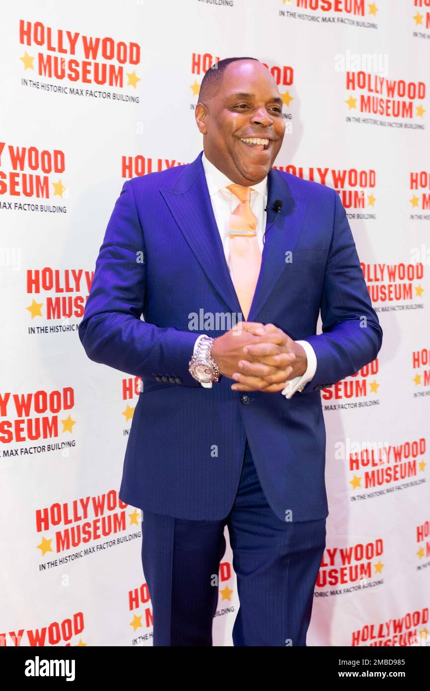 La TV host Tyrone Jackson e la TV Reporter Athena Crosby partecipano alla Tribute Exhibit per l'attrice Betty White al Museo di Hollywood. Foto Stock