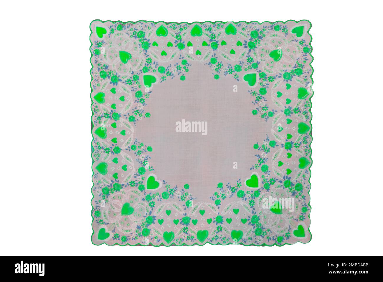 Fazzoletto hanky verde quadrato isolato d'epoca per il giorno di San Patrizio o marzo o primavera. I cuori e i fiori fanno il bordo smerled. Foto Stock