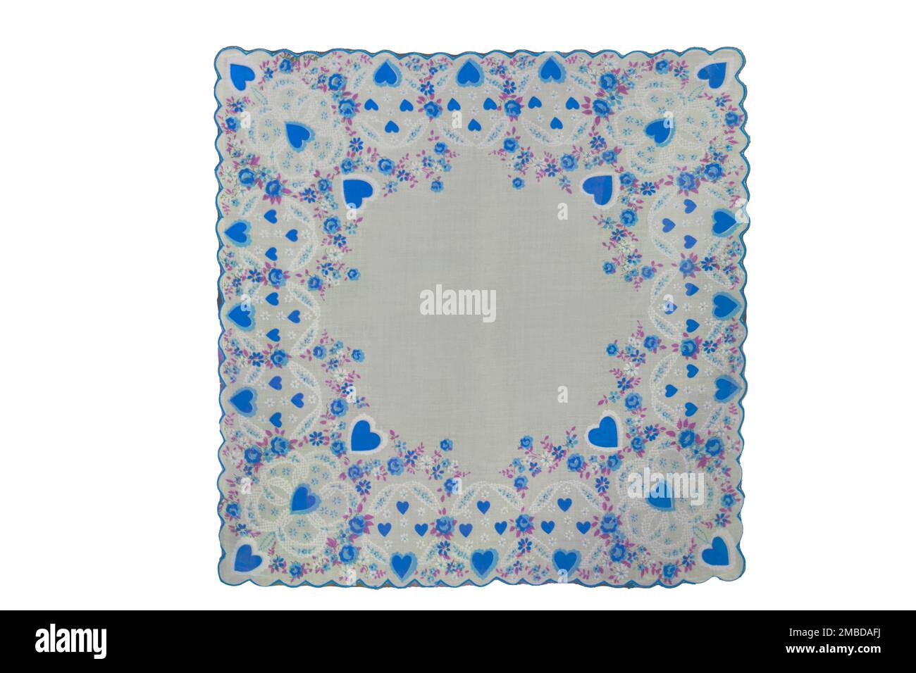 Fazzoletto hanky quadrato isolato vintage con cuori blu ha spazio di testo disponibile. Materiale in pregiato design retrò vintage con cuori e fiori. Foto Stock