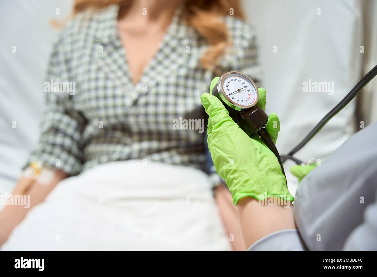Primo piano foto di infermiera che controlla la salute della donna Foto Stock