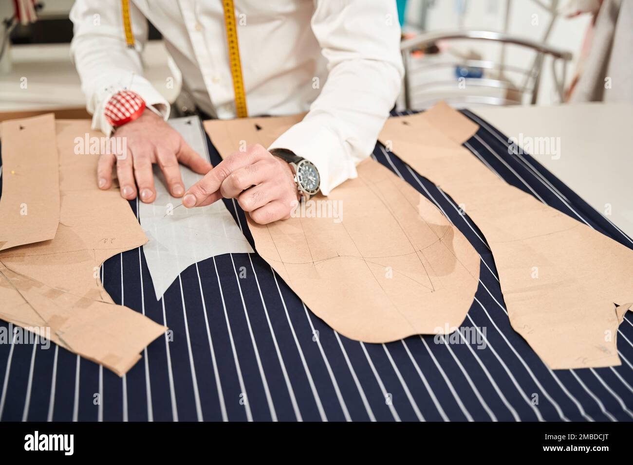 Vestiario caucasico esperto che lavora da solo in officina Foto Stock