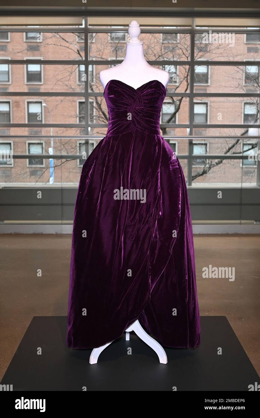 New York, Stati Uniti. 20th Jan, 2023. Clou dell'asta curata inaugurale di Sotheby l'anteprima di una stampa, il vestito della principessa Diana di Victor Edelstein valutato a $80.000 a 120.000 durante a Sotheby's New York, NY, 20 gennaio 2023. (Foto di Anthony Behar/Sipa USA) Credit: Sipa USA/Alamy Live News Foto Stock