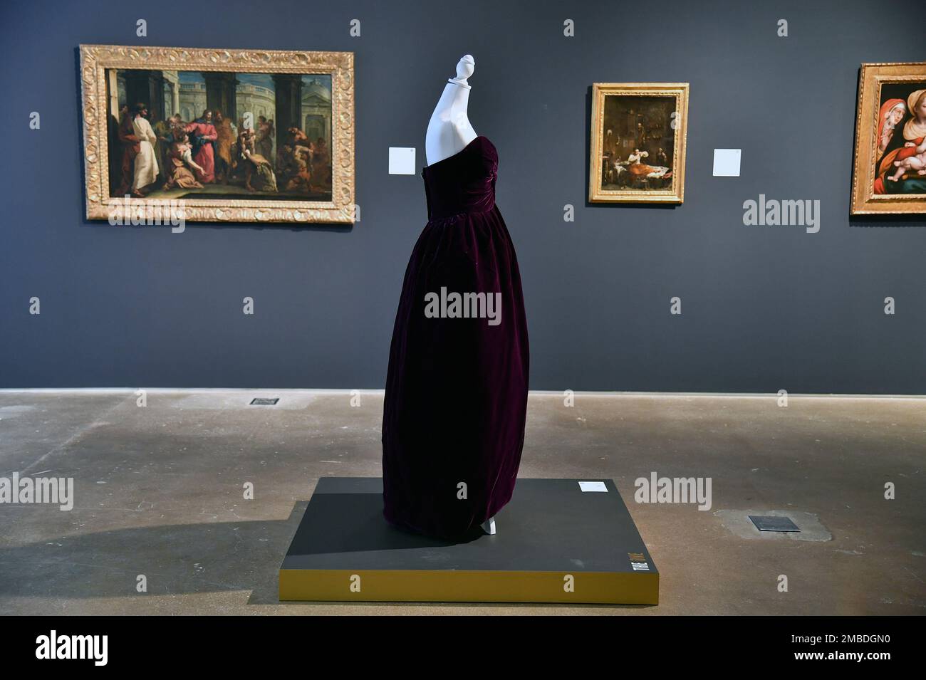 New York, Stati Uniti. 20th Jan, 2023. Clou dell'asta curata inaugurale di Sotheby l'anteprima di una stampa, il vestito della principessa Diana di Victor Edelstein valutato a $80.000 a 120.000 durante a Sotheby's New York, NY, 20 gennaio 2023. (Foto di Anthony Behar/Sipa USA) Credit: Sipa USA/Alamy Live News Foto Stock