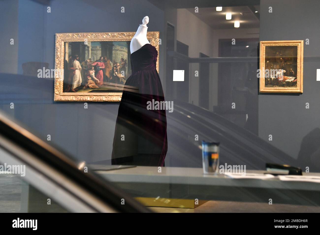New York, Stati Uniti. 20th Jan, 2023. Clou dell'asta curata inaugurale di Sotheby l'anteprima di una stampa, il vestito della principessa Diana di Victor Edelstein valutato a $80.000 a 120.000 durante a Sotheby's New York, NY, 20 gennaio 2023. (Foto di Anthony Behar/Sipa USA) Credit: Sipa USA/Alamy Live News Foto Stock