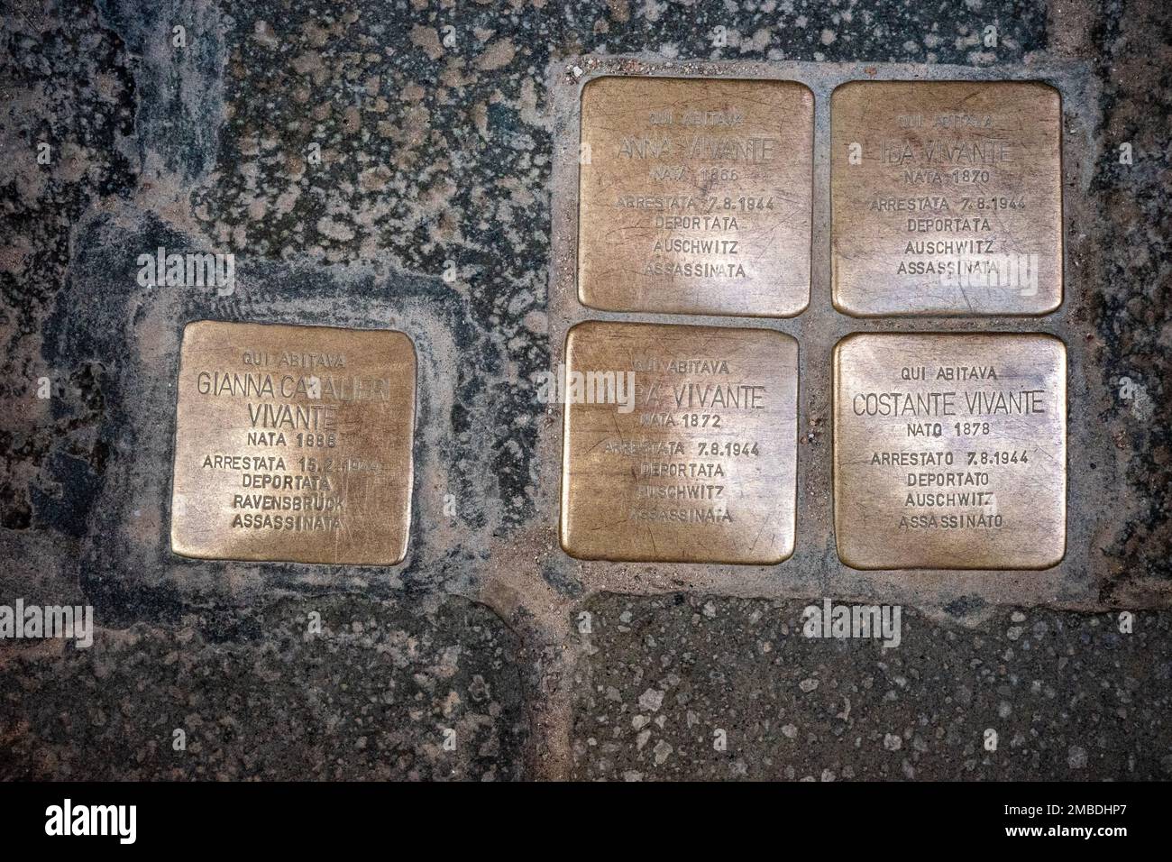 Placche quadrate di rame, Stolperstein, che notano persone tra cui ebrei inviate al campo di concentramento nazista ad Auschwitz, Kralo, Polonia per essere sterminate. Foto Stock