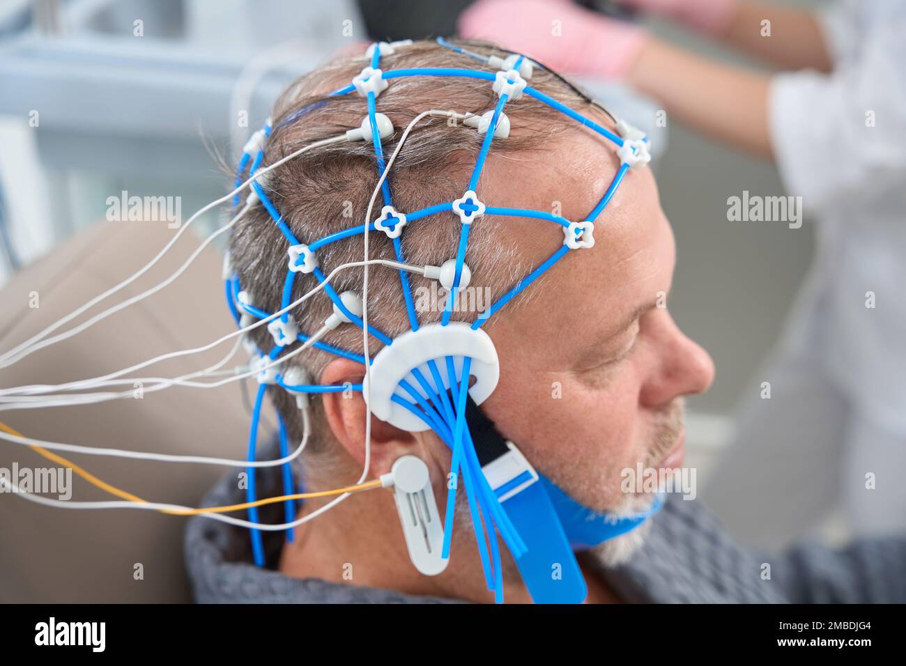 Paziente sottoposto a procedura diagnostica per encefalografia EEG Foto Stock