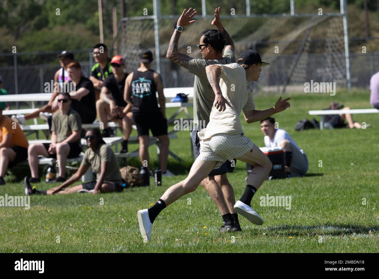 I soldati assegnati a 10th Special Forces Group (Airborne) giocano una partita di kickball durante la competizione Commander's Cup a Fort Carson, Colorado, il 14 giugno 2022. La Commander's Cup si è tenuta nell'ambito della settimana organizzativa 10th di SFG(A) per celebrare i 70 anni dell'unità. Foto Stock