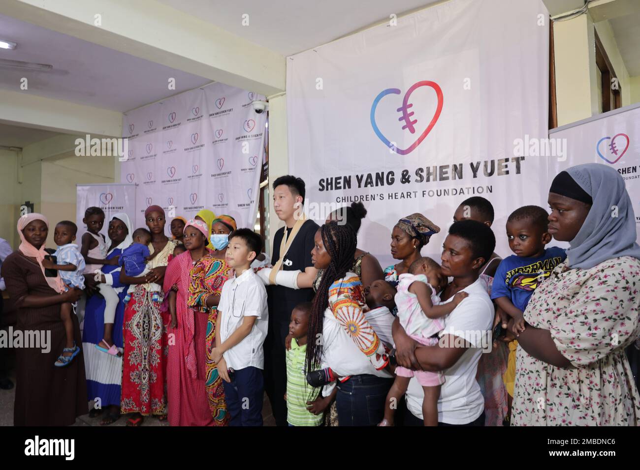 Accra, Ghana. 19th Jan, 2023. La gente partecipa al lancio della Children's Heart Foundation ad Accra, Ghana, il 19 gennaio 2023. Il gruppo internazionale cinese Sunda giovedì ha istituito una fondazione che intende salvare almeno 25 bambini ghanesi affetti da malattie cardiache ogni anno. Credit: Xu Zheng/Xinhua/Alamy Live News Foto Stock