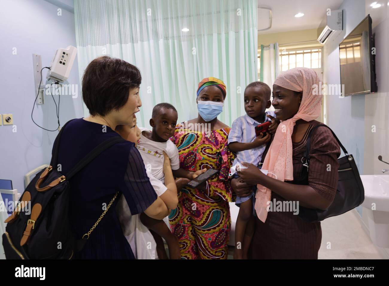 Accra, Ghana. 19th Jan, 2023. I rappresentanti del Gruppo Internazionale di Sunda in Cina visitano i beneficiari presso l'Ospedale dell'insegnamento di Kore-Bu ad Accra, Ghana, il 19 gennaio 2023. Sunda International Group ha istituito giovedì una fondazione che intende salvare almeno 25 bambini ghanesi affetti da malattie cardiache ogni anno. Credit: Xu Zheng/Xinhua/Alamy Live News Foto Stock