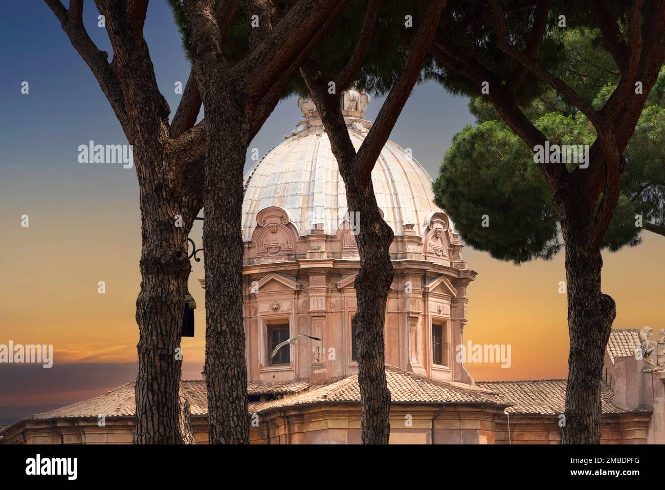 Struttura a cupola storica ed artistica a Roma, in Italia, vista attraverso i pini d'Ombrello. Foto Stock