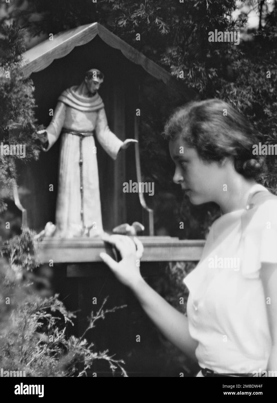 Brady, Victoria, Miss, con una statua di San Francesco in un giardino, 1931 luglio 14. Foto Stock