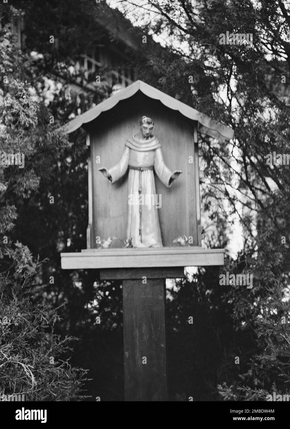 St Statua di Francesco nel giardino della signora J.C. Brady, 1931 luglio 14. Foto Stock