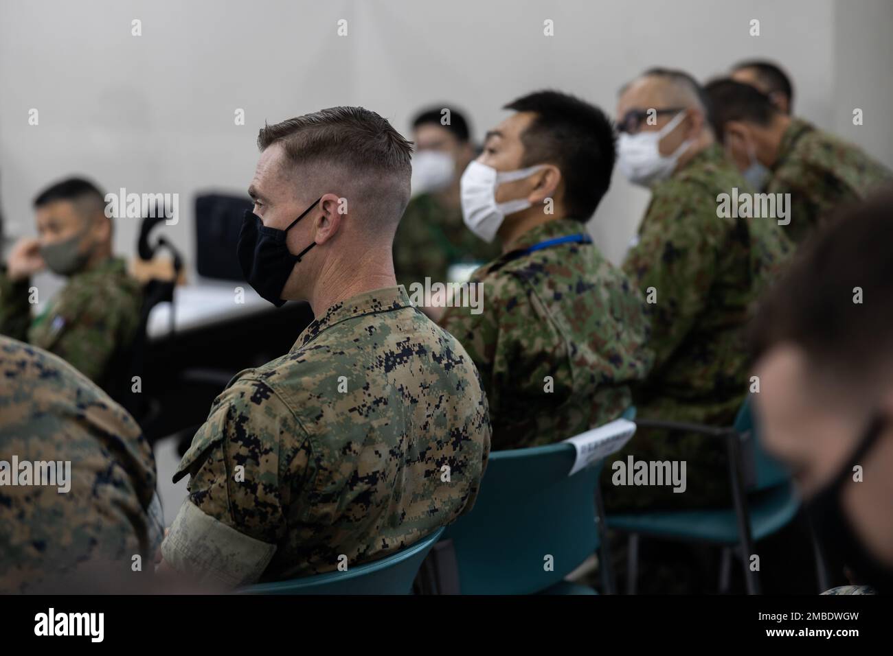 STATI UNITI Marines con 3D battaglione, 2D Marines partecipano ad un incontro con lo staff del Fuji Training Center durante l'esercizio Shinka 22,1 presso il Combined Arms Training Center, Camp Kita-Fuji, Giappone, Giugno 15 2022. Shinka esemplifica un impegno condiviso verso una formazione realistica che produca forze letali, pronte e adattabili in grado di svolgere operazioni decentralizzate in un'ampia gamma di missioni. 3/2 è schierato in avanti nell'Indo-Pacifico sotto 4th Marines, 3D divisione marina come parte del programma di distribuzione dell'unità. Foto Stock