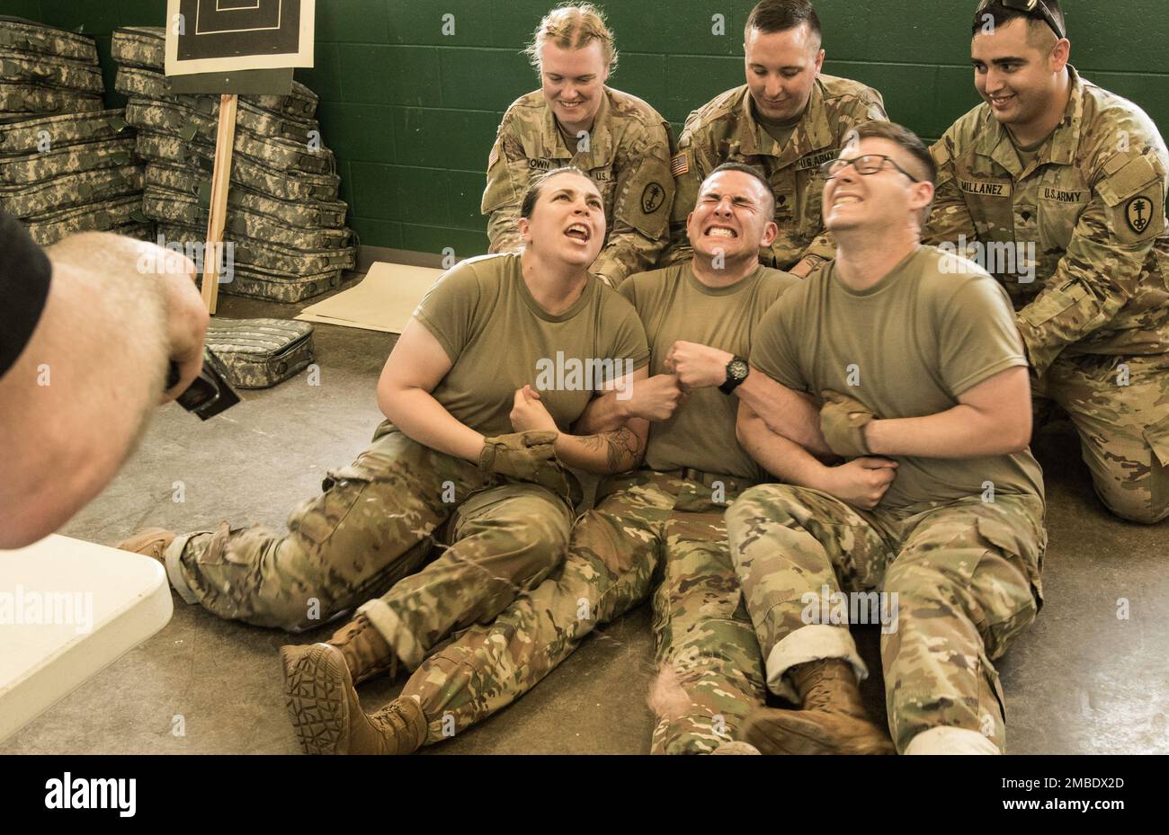 Specialisti interni / Resettlements SPC. Ashton Cave (a sinistra), SPC. Spencer Gunderson (al centro), e SPC. Clayton Palmer (a destra) tutti con la 75th Military Police Company riceve un tase durante il Guerriero Spartan qui a ft. McCoy, Wisconsin. I soldati della Brigata della polizia militare del 300th hanno trascorso due settimane a ft. McCoy, Wisconsin che partecipa al Guerriero Spartan. I soldati sono stati in grado di allenarsi sui loro compiti specifici e compiti di Guerriero dell'Esercito. Foto Stock