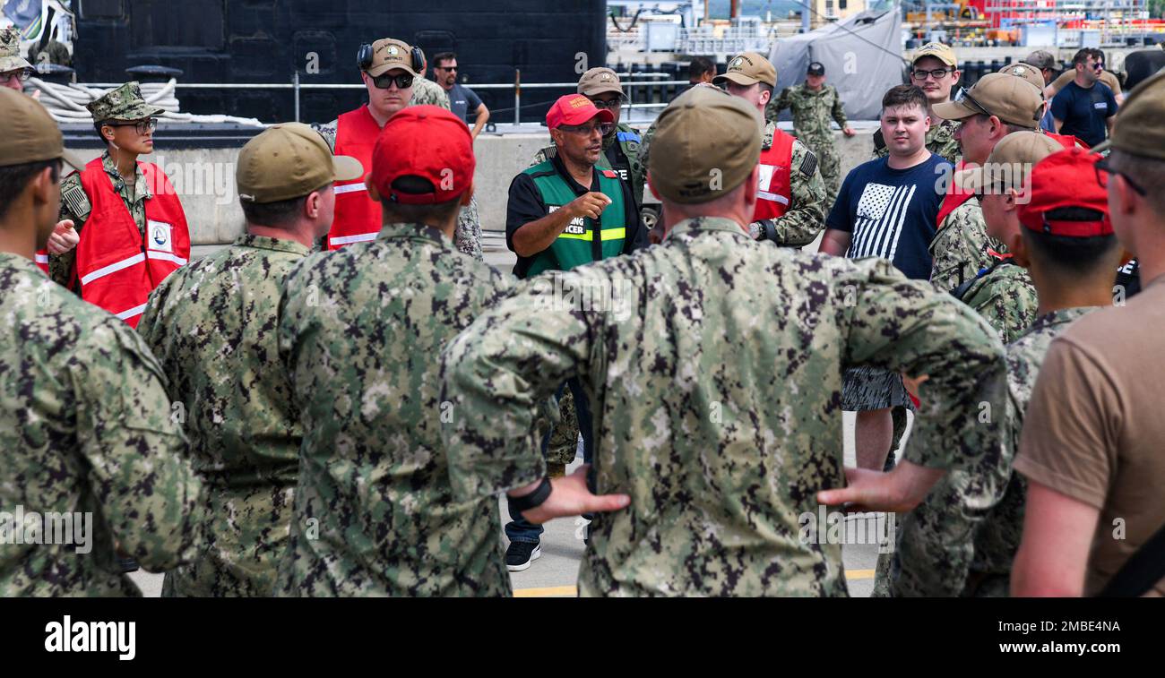 GROTON, Conn (14 giugno 2022) SUBASE New London e la sua Naval Security Force conducono un rapporto dopo un attivo sparatutto durante l'esercizio in tutta la Marina Citadel Protect sul fondo d'acqua. L'esercizio annuale migliora la preparazione delle forze di sicurezza di base SUBASE eseguendo varie esercitazioni utilizzando imbarcazioni di sicurezza, imbarcazioni aggressive simulate, sottomarini a casa e strutture sul lungomare. Foto Stock