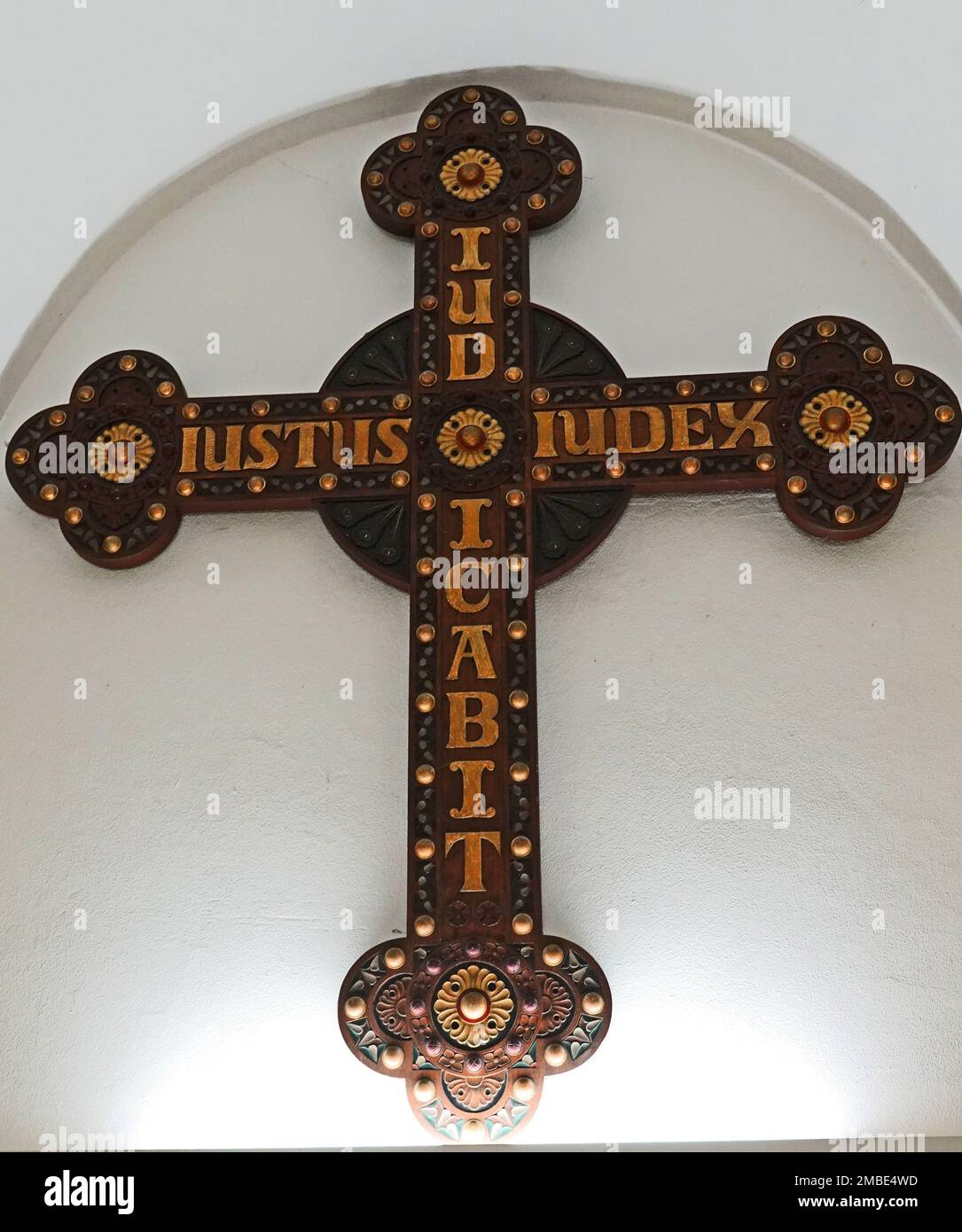 Una croce germogliata in una chiesa cattolica romana in Germania. Contiene testo latino. Iustus iudex iudicabit che significa che il giudice giusto giudicherà Foto Stock Una croce germogliata in una chiesa cattolica romana in Germania. Contiene testo latino. Iustus iudex iudicabit che significa che il giudice giusto giudicherà Foto Stock