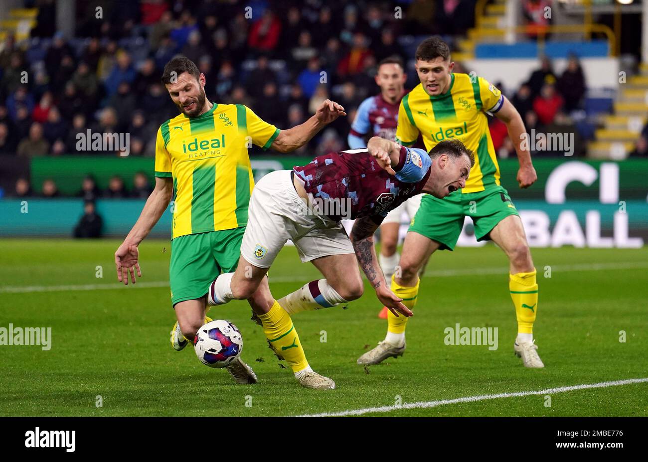 Ashley Barnes di Burnley e Erik Pieters di West Bromwich Albion (a sinistra) si battono per la palla durante la partita del Campionato Sky Bet al Turf Moor di Burnley. Data immagine: Venerdì 20 gennaio 2023. Foto Stock