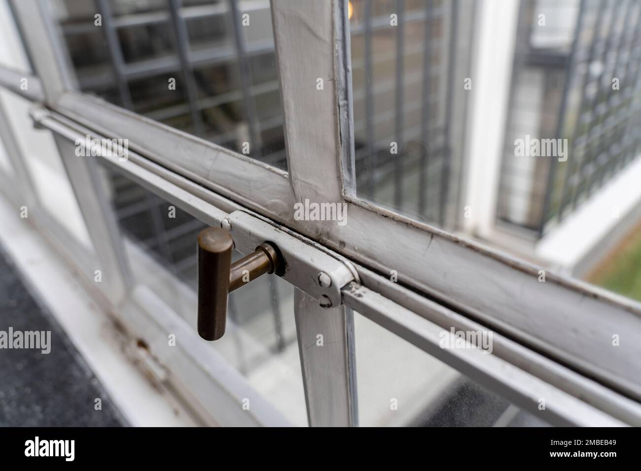 Particolare della chiusura delle finestre a tendina, scuola bauhaus, edificio principale, Dessau, Repubblica federale di Germania Foto Stock