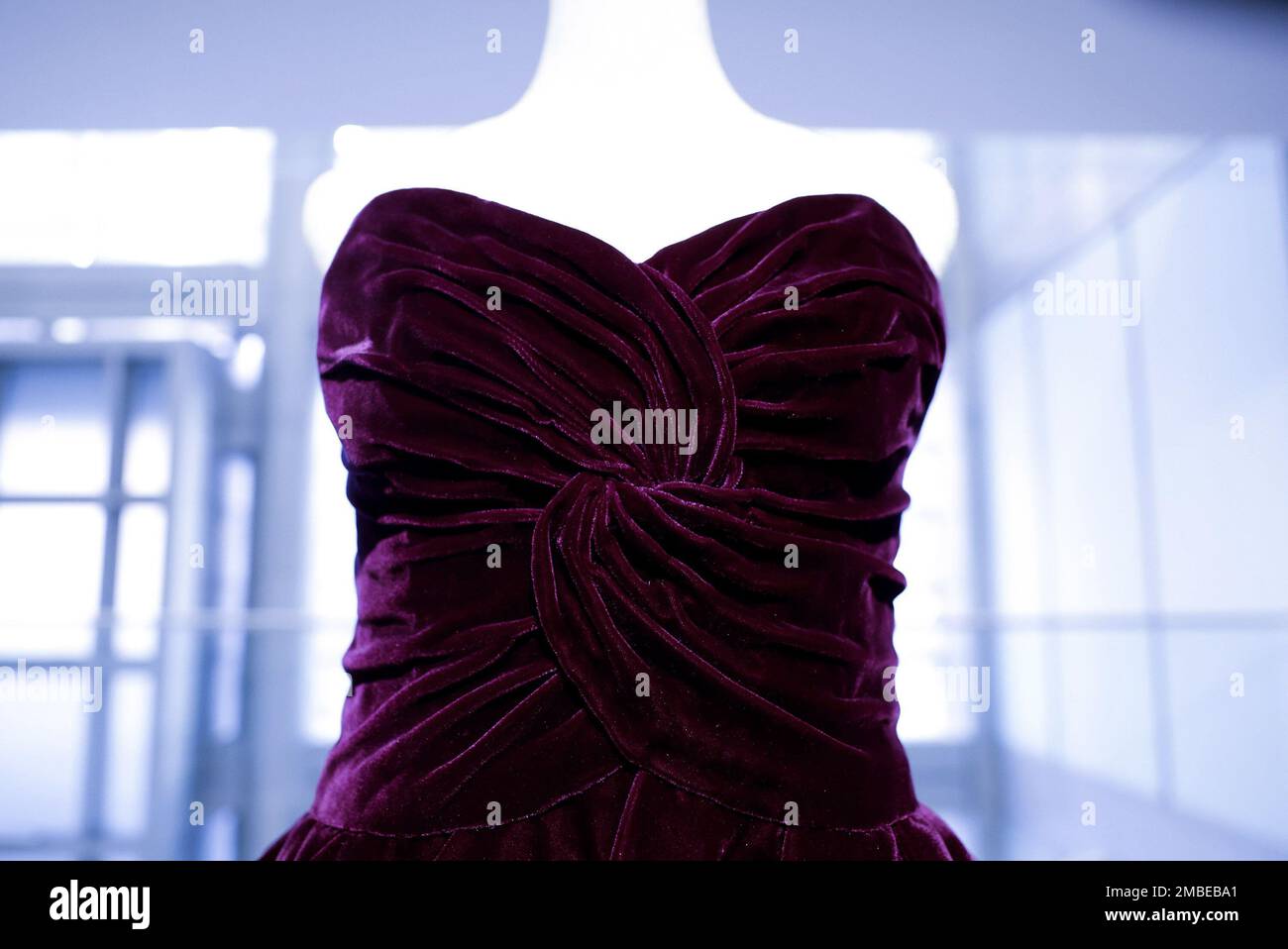 New York, Stati Uniti. 19th Jan, 2023. L'abito storico della principessa Diana di Victor Edelstein è in mostra per la Masters Week al Sotheby's venerdì 20 gennaio 2023 a New York City. Foto di John Angelillo/UPI Credit: UPI/Alamy Live News Foto Stock