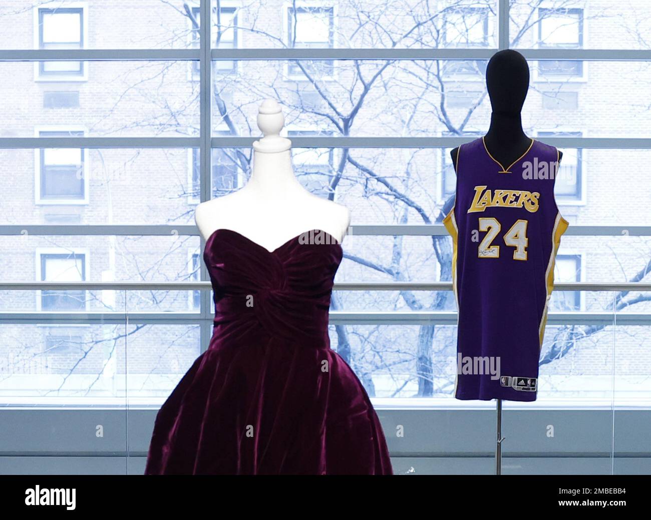 New York, Stati Uniti. 19th Jan, 2023. Venerdì 20 gennaio 2023 a New York City, in occasione della Masters Week, al Sotheby's di venerdì gennaio 2014-2015 a New York City, è in mostra una maglia indossata e uno storico abito principessa Diana di Victor Edelstein. Foto di John Angelillo/UPI Credit: UPI/Alamy Live News Foto Stock