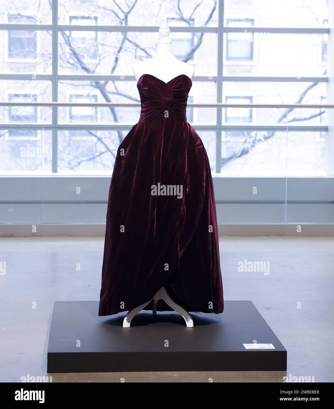 New York, Stati Uniti. 19th Jan, 2023. L'abito storico della principessa Diana di Victor Edelstein è in mostra per la Masters Week al Sotheby's venerdì 20 gennaio 2023 a New York City. Foto di John Angelillo/UPI Credit: UPI/Alamy Live News Foto Stock