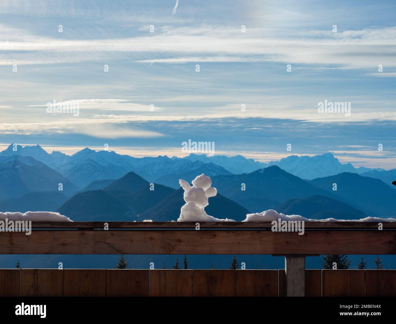 Lengries, Germania - 28th 2022 dicembre: Un pupazzo di neve che gode la vista verso le Alpi in una bella giornata invernale Foto Stock