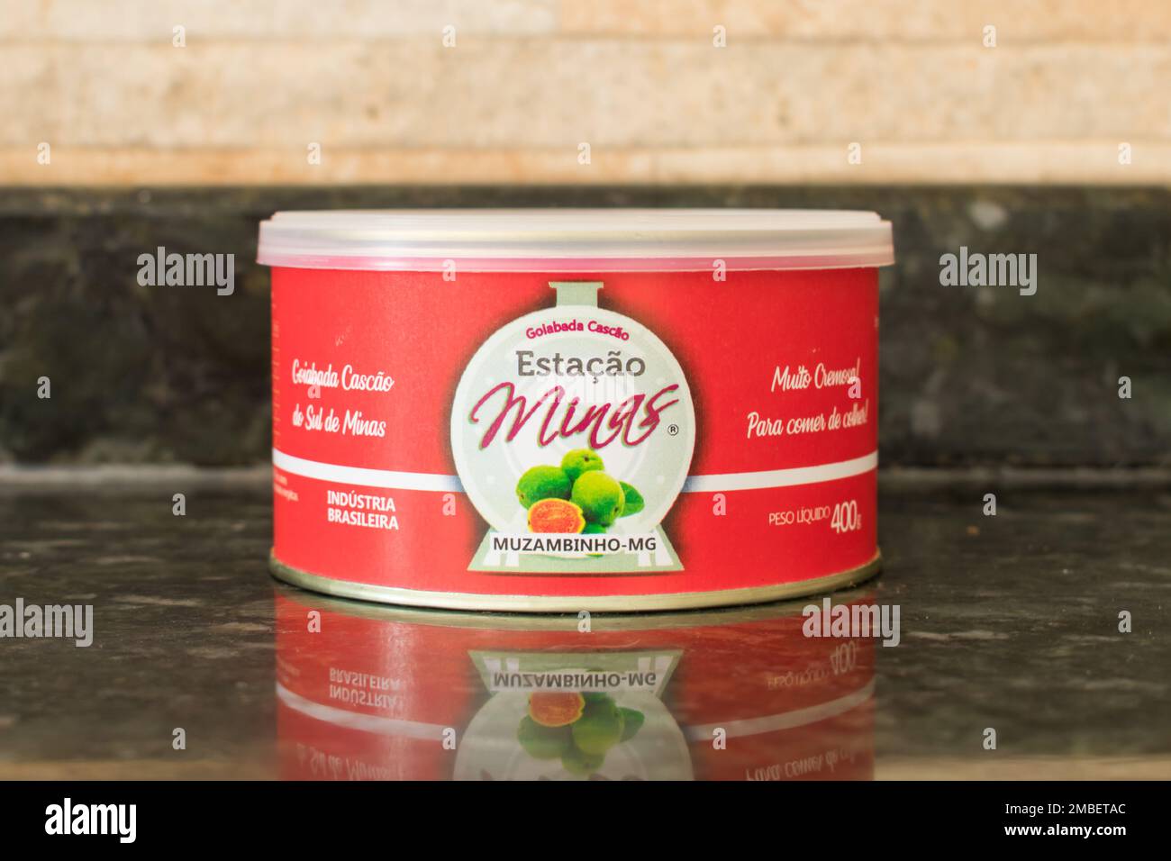 Muzambinho, Brasile - circa Dicembre 2022: Goiabada cascao (confettura di guava), dolce tradizionale brasiliano prodotto a Muzambinho, stato di Minas Gerais Foto Stock