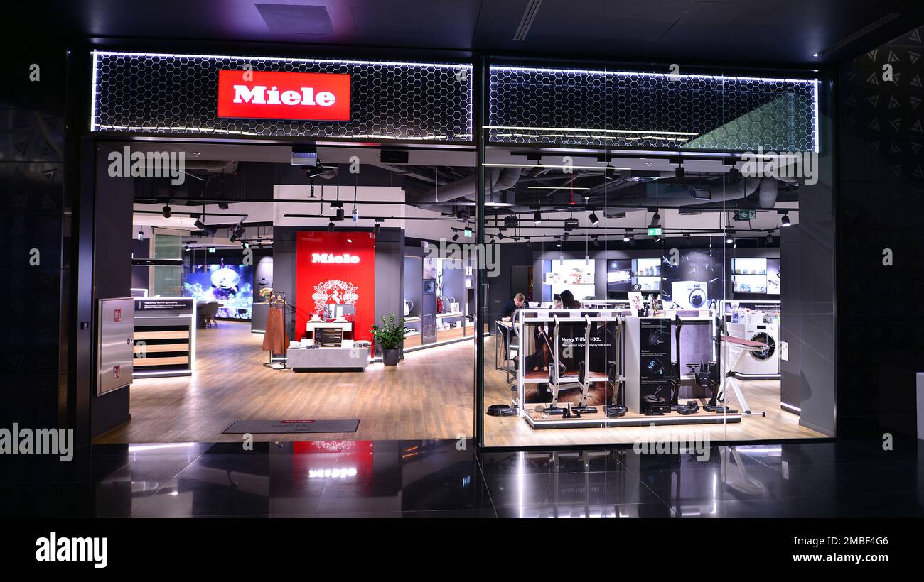 Varsavia, Polonia. 19 gennaio 2023. All'interno del negozio MIELE. Miele è un produttore tedesco di elettrodomestici ed elettronica di alta classe Foto Stock